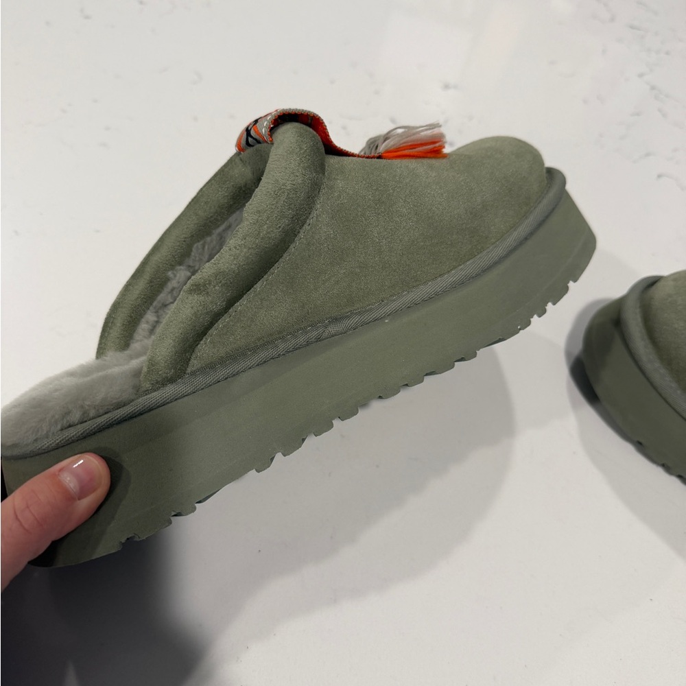 New! UGGS! - Picture 9 of 16
